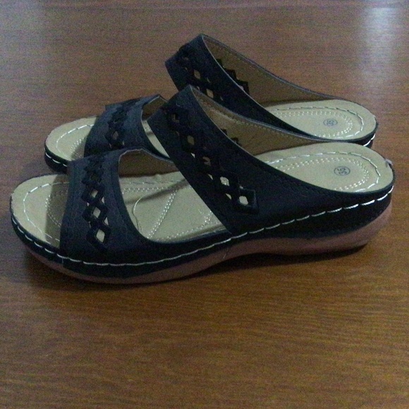 NWOT Women’s Blue Sandals and Black Sandals - Picture 2 of 6